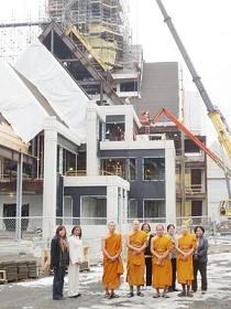 Trong ảnh, từ trái qua, là thành viên của ngôi chùa và các sư, bao gồm Kesinee Black, Unchalee Karoul, Phrapramuan Buddee, Mongkol Kuakool, Phian Sanooki, Phrawanlop Ketpromma, Ai Sreeta và Lamiad Wechapak.